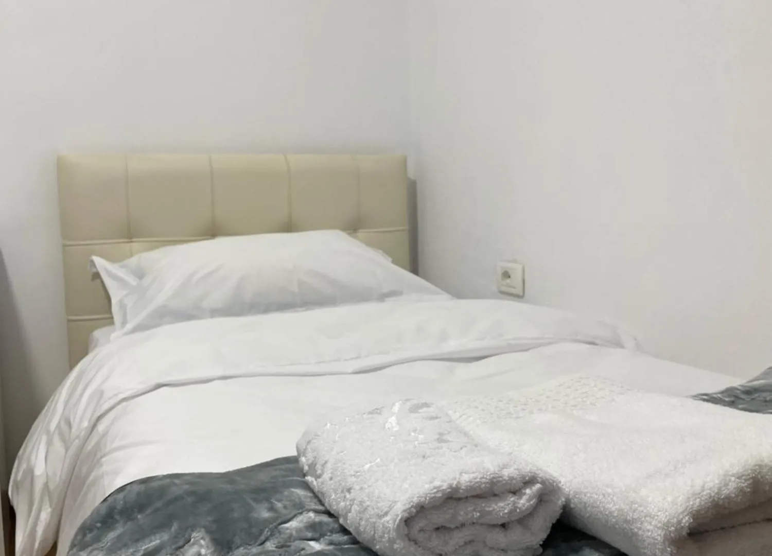 Hostel Rooms By Kevin Tirana